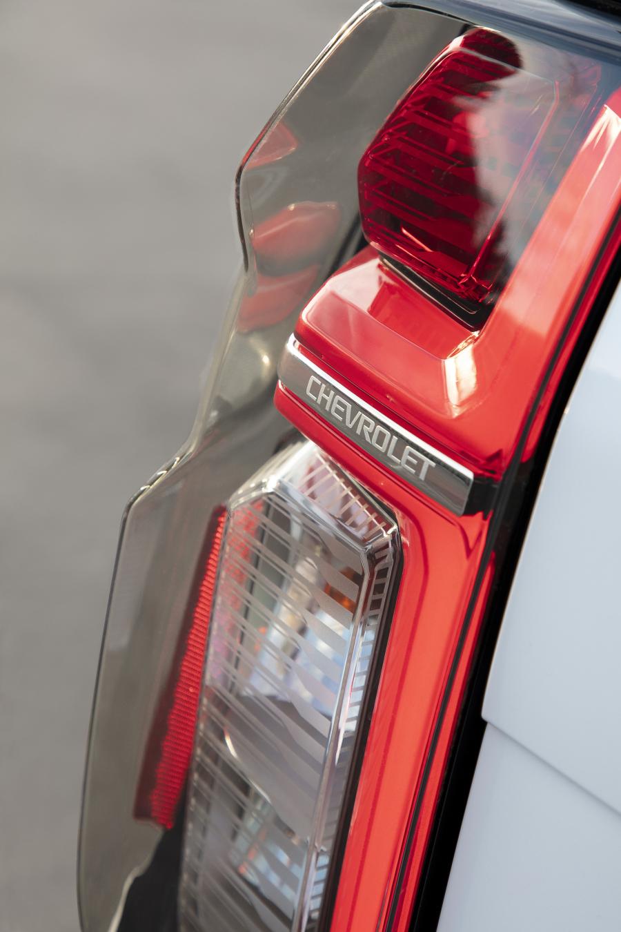 Детали экстерьера Chevrolet Suburban 2020 года  (фото 2 из 13)